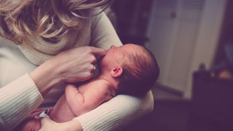 Ελπίδα στις ΗΠΑ: Γεννήθηκε το πρώτο μωρό με αντισώματα κατά του κορονοϊού - Η μητέρα του είχε εμβολιαστεί