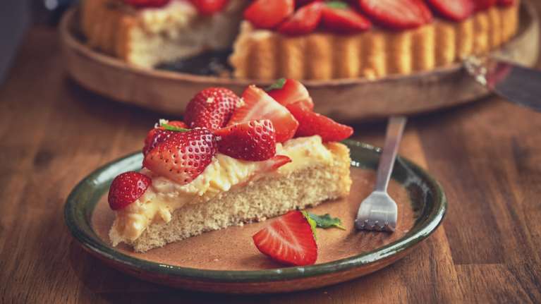 Εύκολο αφράτο κέικ με φράουλες, χωρίς μίξερ - Ετοιμο σε λίγα λεπτά