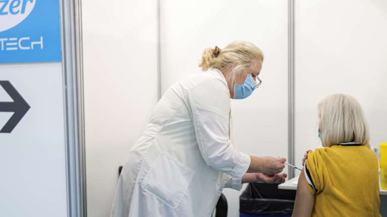 ΕΜΑ: Stop στην τέταρτη δόση για τον γενικό πληθυσμό - &quot;Δεν μπορούμε να εμβολιάζουμε κάθε 3-4 μήνες&quot;