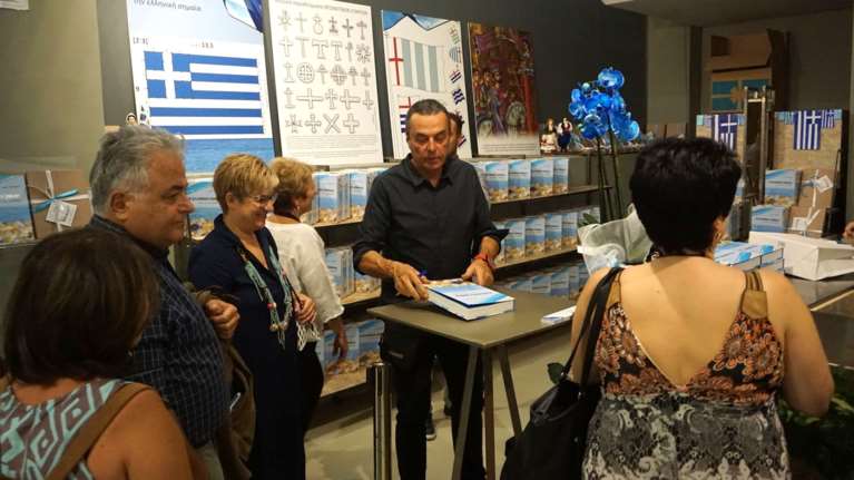 Θερμή υποδοχή του βιβλίου "Η ΕΛΛΗΝΙΚΗ ΣΗΜΑΙΑ, μυστικά και… αλήθειες!" στην επίσημη παρουσίαση