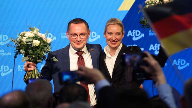 Γερμανία: Η ακροδεξιά χαιρετίζει το &quot;ιστορικό της αποτέλεσμα&quot; και θέλει να (συγ)κυβερνήσει