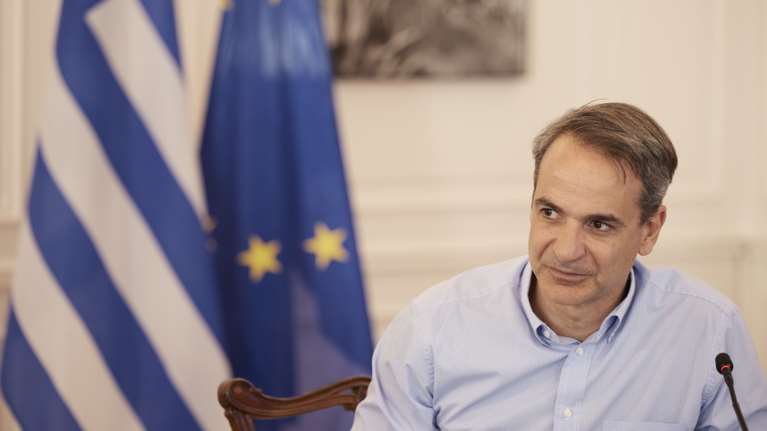 Σύσκεψη στο Μαξίμου υπό τον Κυριάκο Μητσοτάκη για τα μέτρα κατά της ακρίβειας