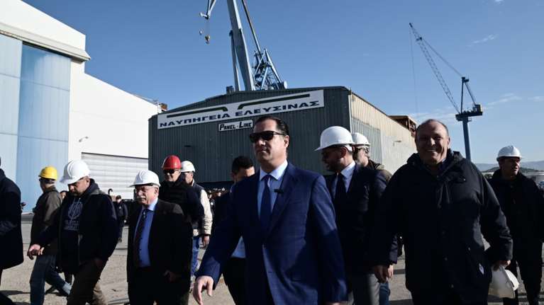 Στα Ναυπηγεία Ελευσίνας ο Άδωνις Γεωργιάδης: Αυτοψία στη Δεξαμενή Νο 1 που ανελκύστηκε [εικόνες]