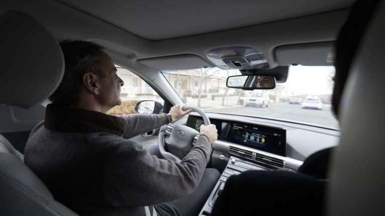 Το test drive Μητσοτάκη στην Κοζάνη: Οδηγεί αυτοκίνητο υδρογόνου και σχολιάζει [εικόνες - βίντεο]