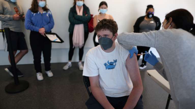 ΗΠΑ: Εμβολιασμένο με τουλάχιστον μία δόση το 80% των Αμερικανών ηλικίας 12 ετών και άνω