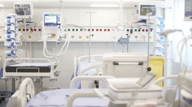 Ηράκλειο: &quot;Αφήστε μας εμάς και σώστε το παιδί&quot; - Συγκλονίζει συγγενής του διασωληνωμένου 27χρονου με τη μηνιγγίτιδα