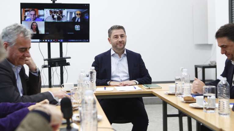 &quot;Το ΠΑΣΟΚ βάζει την ατζέντα και η κυβέρνηση ακολουθεί αμυνόμενη&quot; - Τι συζητήθηκε στη συνεδρίαση του Συντονιστικού Πολιτικού Κέντρου