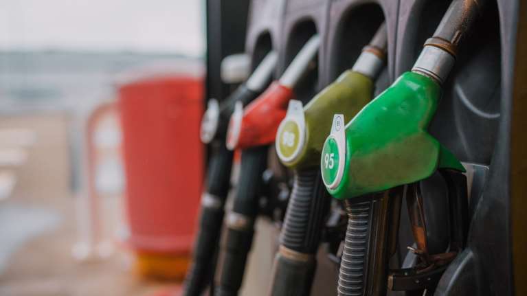 Fuel Pass 2: Άνοιξε η πλατφόρμα για τα ΑΦΜ που λήγουν σε 1,2 και 3 - Τα ποσά, οι δικαιούχοι και η διαδικασία αίτησης