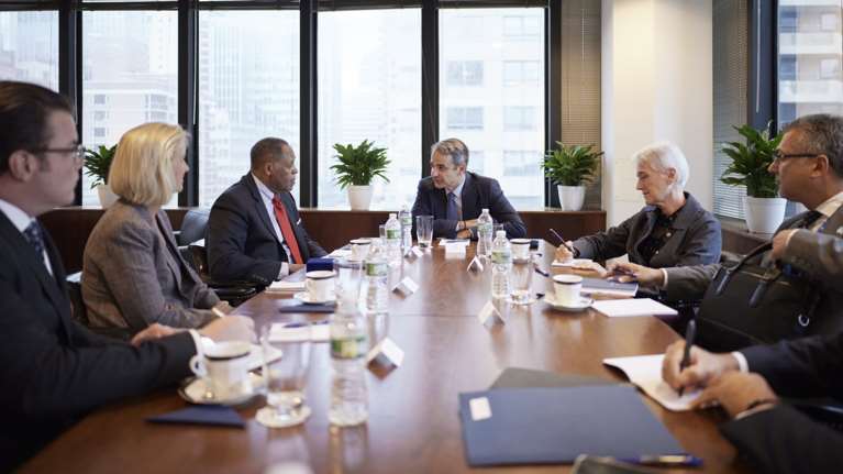 Νεα Υόρκη: Συνάντηση Μητσοτάκη με τον αντιπρόεδρο της Exxon Mobil και τον πρόεδρο της Lockheed Martin