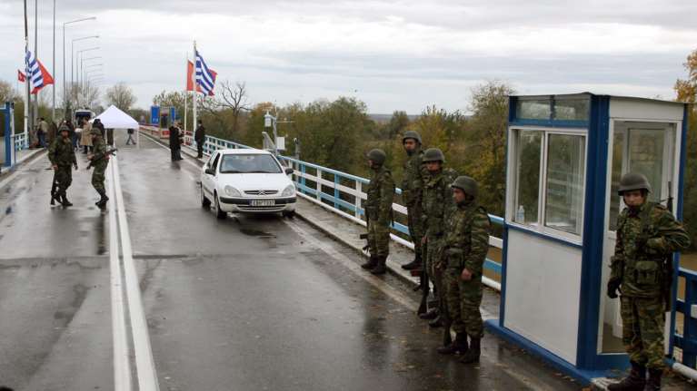 Έβρος: Οι Τούρκοι συνέλαβαν γυναίκα στο τελωνείο που είχε δύο άντρες στο πορτ μπαγκάζ της- Μετανάστες ή γκιουλενιστές