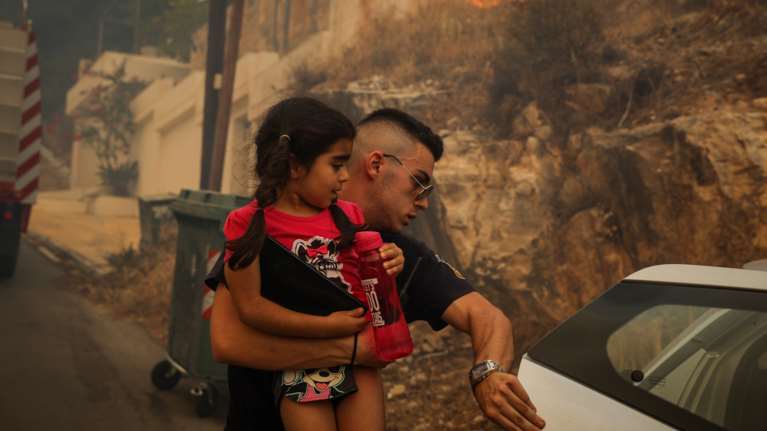 Φωτιά στη Βούλα: Άνοιξε σχολείο για τη φιλοξενία των κατοίκων του Πανοράματος