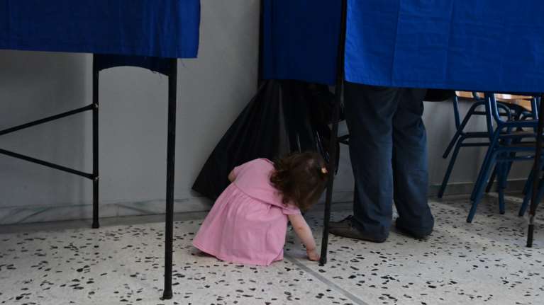 Ευρωεκλογές 2024: Φωτογραφικά κλικ από τα εκλογικά κέντρα - Ολοι όσοι έκλεψαν την παράσταση