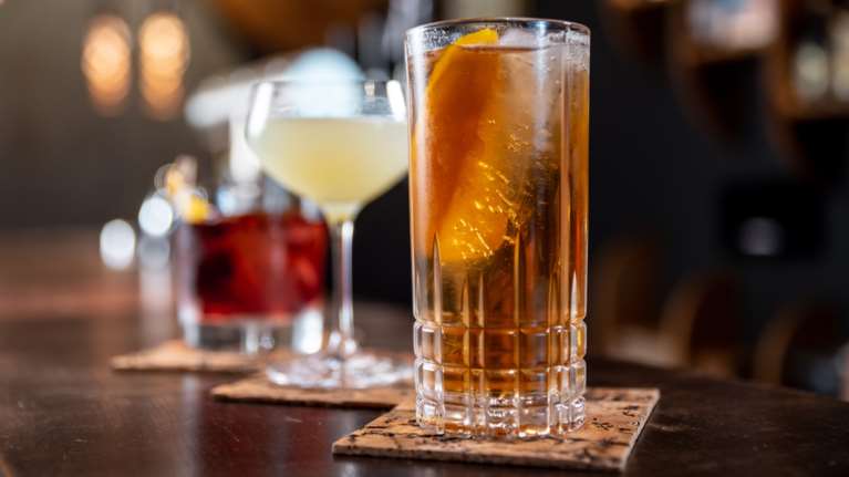 "Ακριβό μου ποτό": Ανεβασμένες οι τιμές σε σχέση με πέρυσι - Τσουχτερές στα ελληνικά νησιά