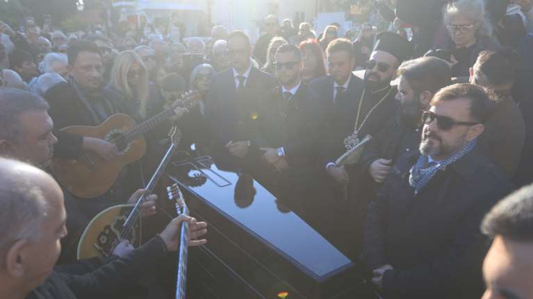 Το τελευταίο χειροκρότημα στην Καίτη Γκρέυ και τα τραγούδια με τα οποία τη συνόδευσαν στην τελευταία της κατοικία [βίντεο]