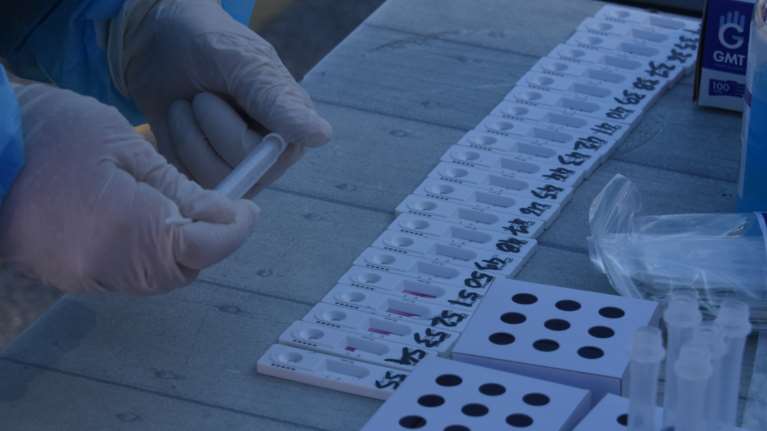 Σε σημείο... βρασμού η πανδημία: Τριπλασιάστηκαν τα κρούσματα σε ένα μήνα