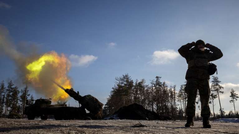 Πόλεμος στην Ουκρανία: Το Κίεβο καλεί τους άρρενες υπηκόους της στο εξωτερικό να παρουσιαστούν σε στρατολογικά κέντρα