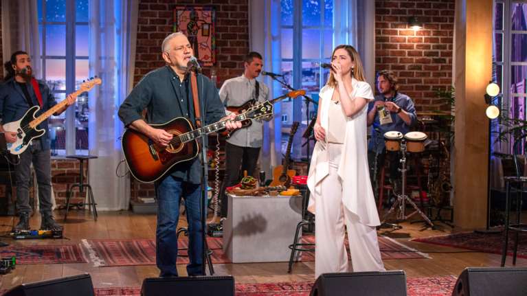 Νίκος Πορτοκάλογλου: Μουσικό κουτί για τη &quot;βάρβαρη επίθεση&quot; της Ρωσίας στην Ουκρανία- Πώς να στείλετε χρήματα για τους πρόσφυγες