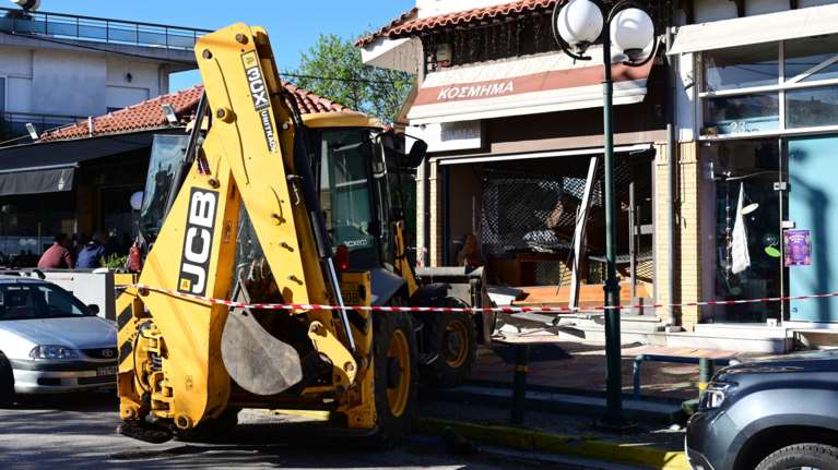 Καπανδρίτι: Ληστές με... μπουλντόζα σε κοσμηματοπωλείο - Μετακίνησαν ΙΧ γιατί τους ενοχλούσε [βίντεο ντοκουμέντο]