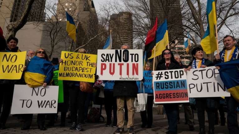 Οι περισσότεροι Ευρωπαίοι πολίτες υπέρ της Ουκρανίας, αλλά οι Έλληνες στηρίζουν τους Ρώσους