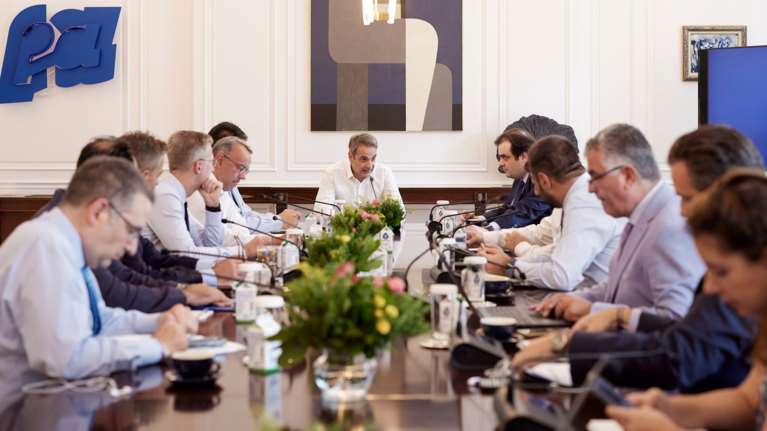 Πρόγραμμα "Μαριέττα Γιαννάκου": Πρώτη σύσκεψη υπό τον Μητσοτάκη για την ανακαίνιση των σχολείων