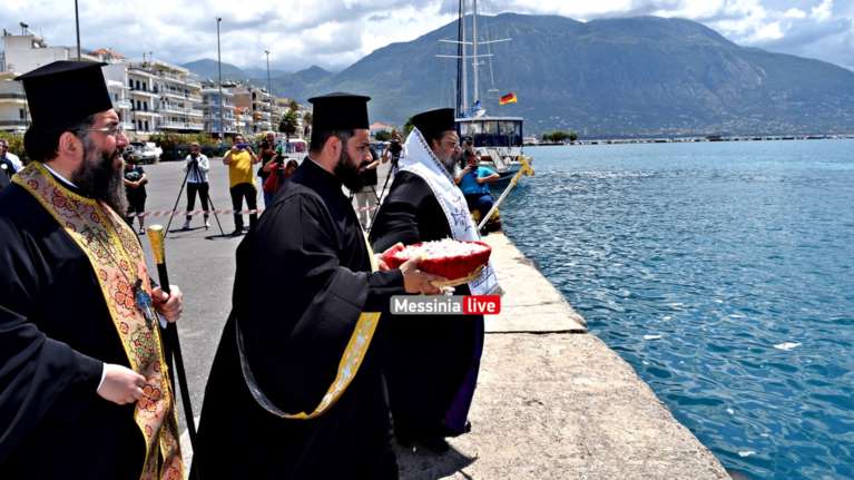 Ναυάγιο στην Πύλο: Τρισάγιο από τον Μεσσηνίας Χρυσόστομο για τους μετανάστες που πνίγηκαν- Έριξαν ροδοπέταλα στο νερό