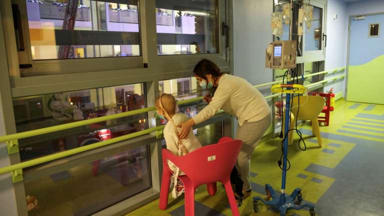 Ο Αγιος Βασίλης υπάρχει και είναι πυροσβέστης - Μοίρασε δώρα σε όλα τα παιδιά της ογκολογικής μονάδας Παίδων [εικόνες]