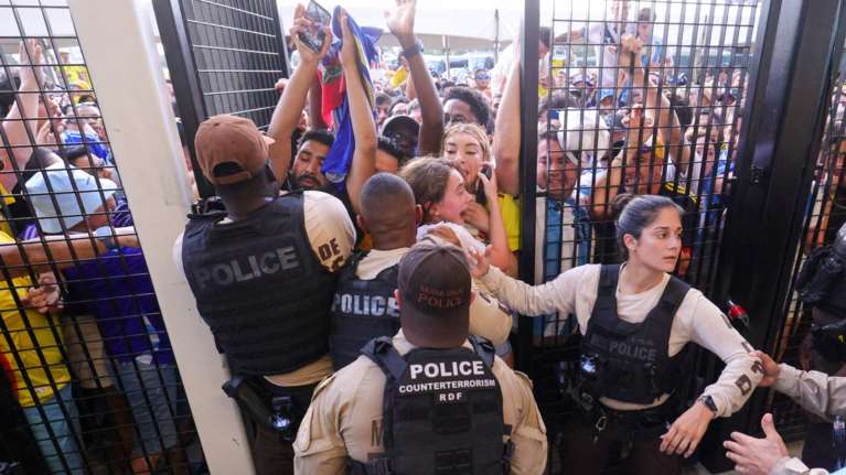 Σοβαρά επεισόδια στον τελικό του Copa America: Οπαδοί μπήκαν με βία στο γήπεδο, μεγάλη καθυστέρηση στην έναρξη του αγώνα [βίντεο]