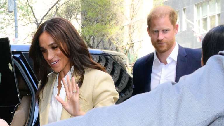 Αμήχανη σκηνή: Ο πρίγκιπας Χάρι απλώνει το χέρι του στη Μέγκαν και εκείνη τον αγνοεί