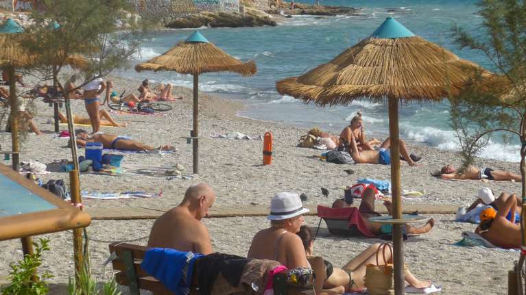 Αυτές είναι οι 12 ακατάλληλες παραλίες στην Αττική - Πού απαγορεύεται το κολύμπι