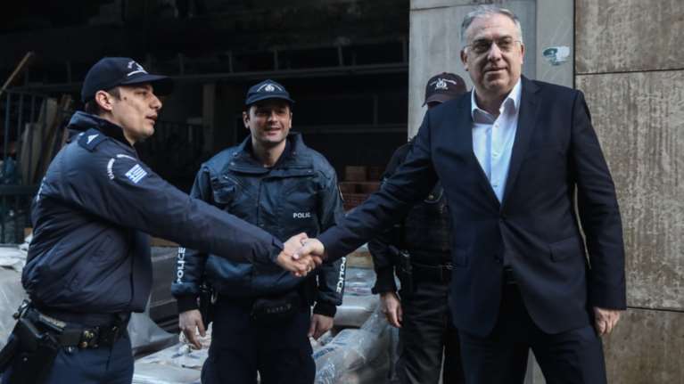 Προεκλογική επίσκεψη Θεοδωρικάκου σε ΑΤ Ομόνοιας, με κάμερες και φωτογράφους: Υποσχέθηκε (ξανά) ενίσχυση της αστυνόμευσης [βίντεο]