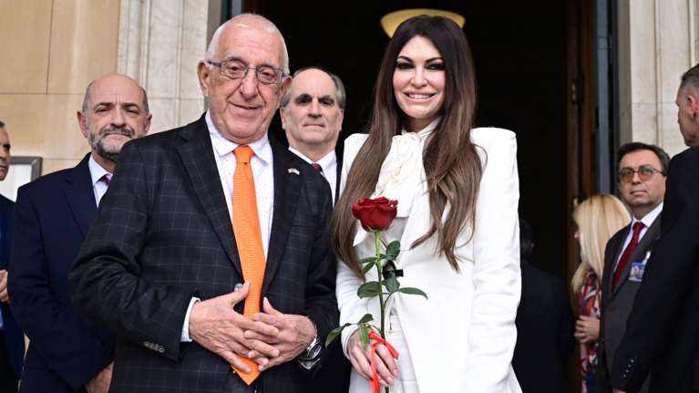 Στη Βουλή η Γκίλφοϊλ: Η θερμή αγκαλιά του Κακλαμάνη που την περίμενε με ένα κόκκινο τριαντάφυλλο [βίντεο]