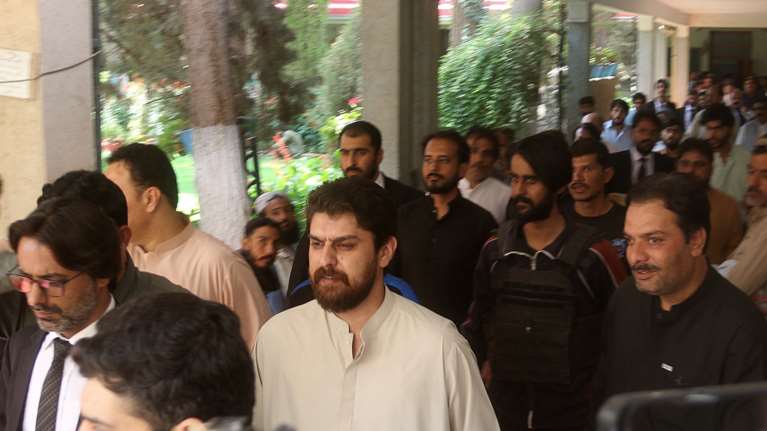 Δεκατέσσερις συλλήψεις για &quot;έγκλημα τιμής&quot; στο Πακιστάν - Είχαν βιντεοσκοπήσει τη δολοφονία