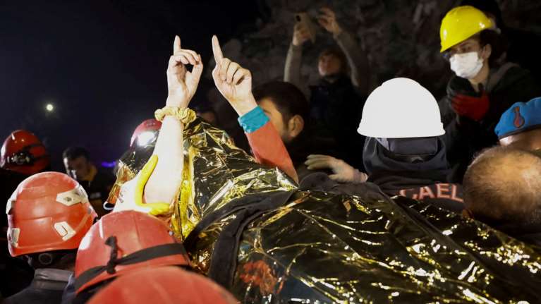 Τα θαύματα συνεχίζονται στην Τουρκία: 77χρονη ανασύρθηκε ζωντανή, 212 ώρες μετά τον φονικό σεισμό