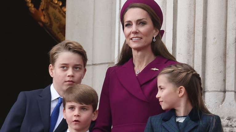 Στο μπαλκόνι του Μπάκιγχαμ ο Γουίλιαμ και η Κέιτ με τα παιδιά τους - Οι χειρονομίες της Κέιτ στη Σάρλοτ που σχολιάστηκαν