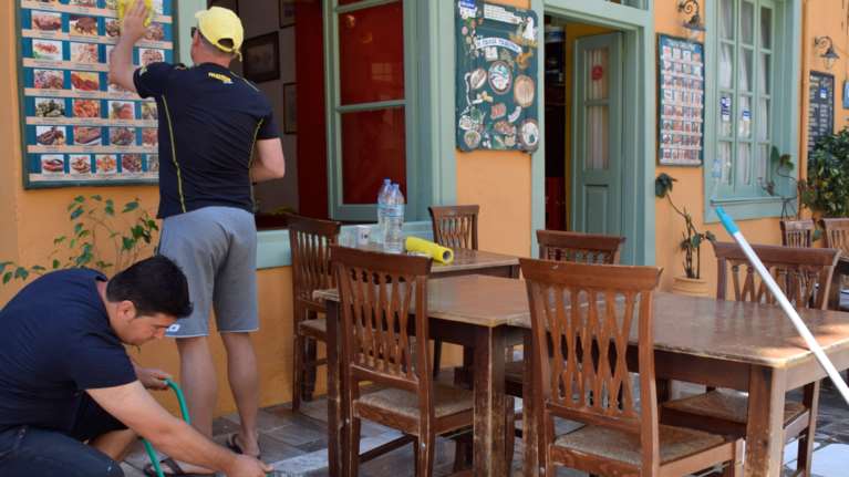 Πρεμιέρα για την 4η φάση άρσης των μέτρων: Ανοίγει η εστίαση, ελεύθερες οι μετακινήσεις στα νησιά