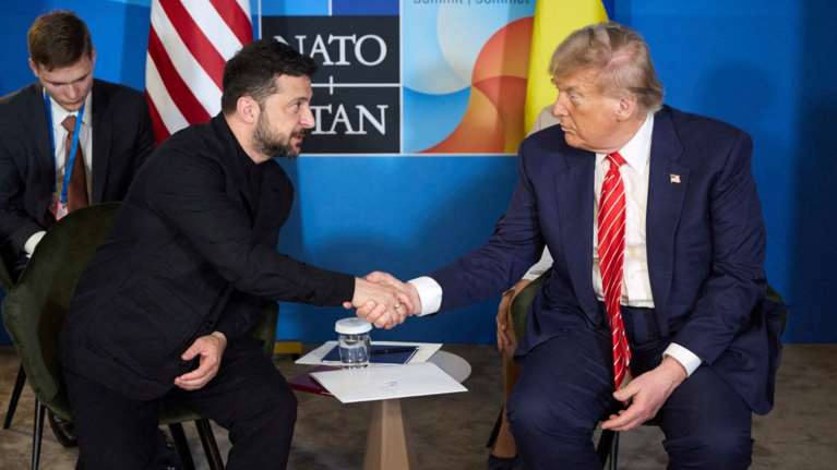 Τα &quot;γυρίζει&quot; ο Τραμπ: Ο Ζελένσκι δεν πρέπει να βάλει στο στόχαστρο τη Μόσχα