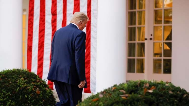 Απτόητος ο Τραμπ, καθαίρεσε μέσω Twitter τον διευθυντή της Κυβερνοασφάλειας