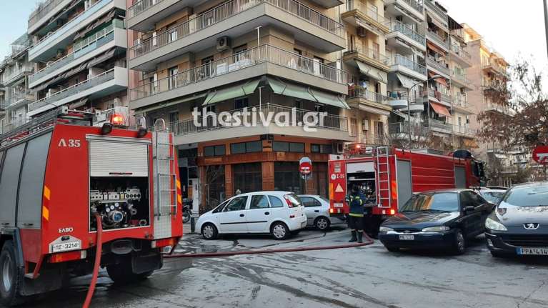 Θεσσαλονίκη: Φωτιά σε διατηρητέο κτίριο στο κέντρο της πόλης [βίντεο]