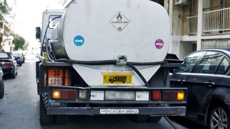 Θεσσαλονίκη: Δεσμεύτηκαν 2,3 τόνοι υγρών καυσίμων που διακινούνταν παράνομα - Χειροπέδες σε 4 άτομα