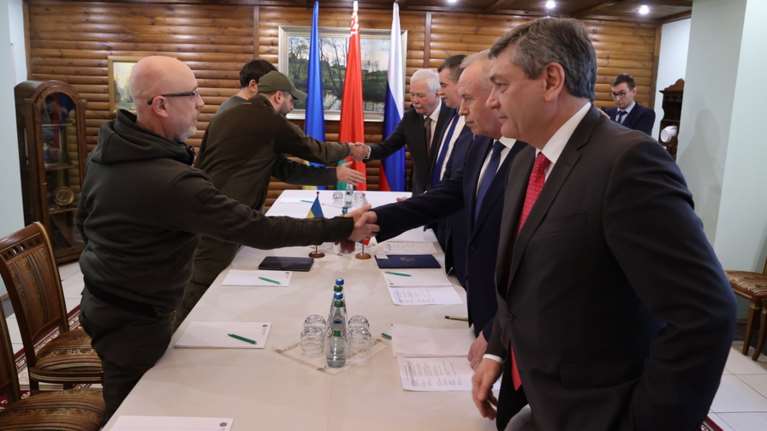 Η στιγμή που οι Ουκρανοί μπαίνουν στην αίθουσα για τις διαπραγματεύσεις - Χειραψίες και παγωμένα χαμόγελα