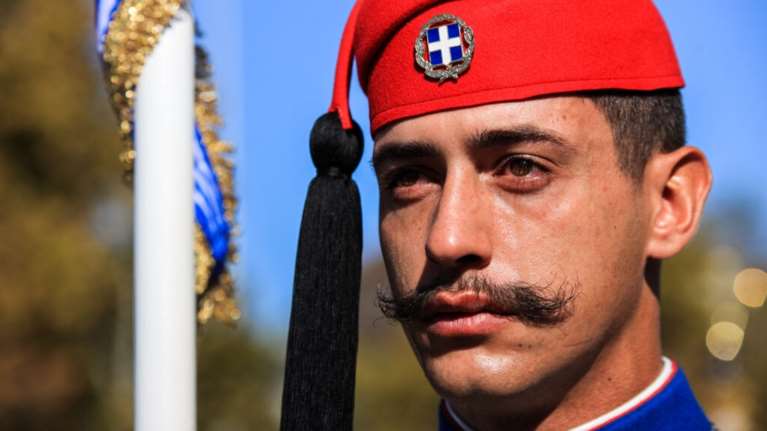 Θεσσαλονίκη: Συγκίνησε ο εύζωνας που δάκρυσε στην παρέλαση της 28ης Οκτωβρίου [εικόνες]