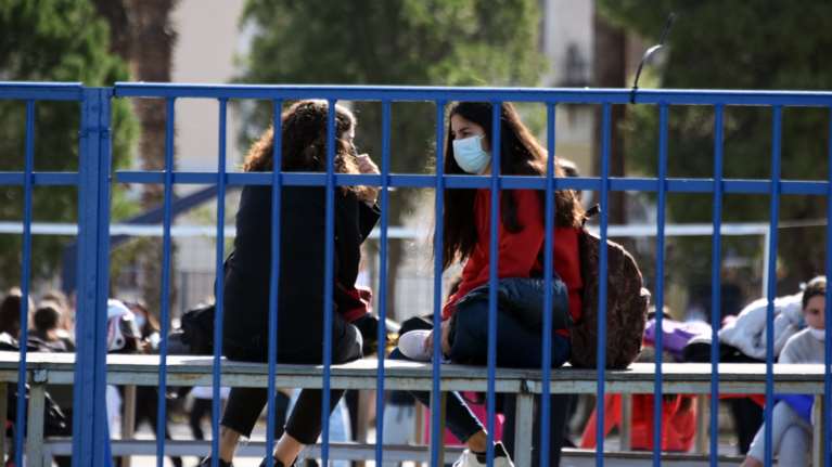 Τρόμος στη Γλυφάδα: Επίθεση ανηλίκων σε γυμνάσιο - Συνελήφθησαν τρεις έφηβοι και οι γονείς τους