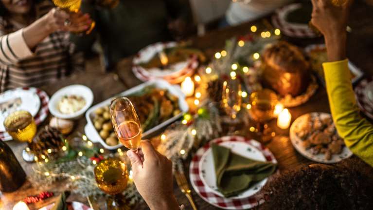Εορταστικό τραπέζι: Πόσες θερμίδες κρύβουν όλα τα εδέσματα και πώς θα τις αποφύγετε