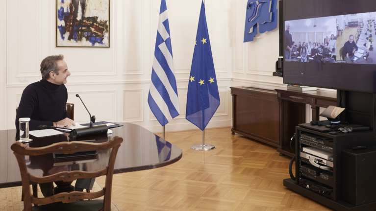 Συζήτηση Μητσοτάκη με μαθητές του ΕΠΑΛ Περάματος: Το "ταμπελάκι" στο γραφείο του που πήρε από τον πατέρα του