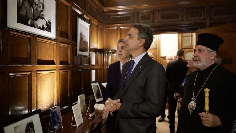 Χαιρετισμός Μητσοτάκη στην ελληνική πρεσβεία στο Λονδίνο για το "Γραφείο Σεφέρη" και το Αναγνωστήριο "Roderick Beaton"