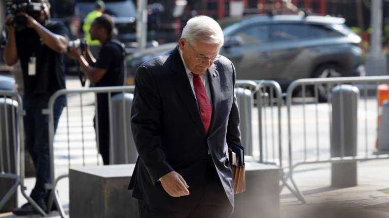 ΗΠΑ: Η ώρα της ετυμηγορίας για τον γερουσιαστή Μενέντεζ - Κινδυνεύει με 20 έτη κάθειρξη