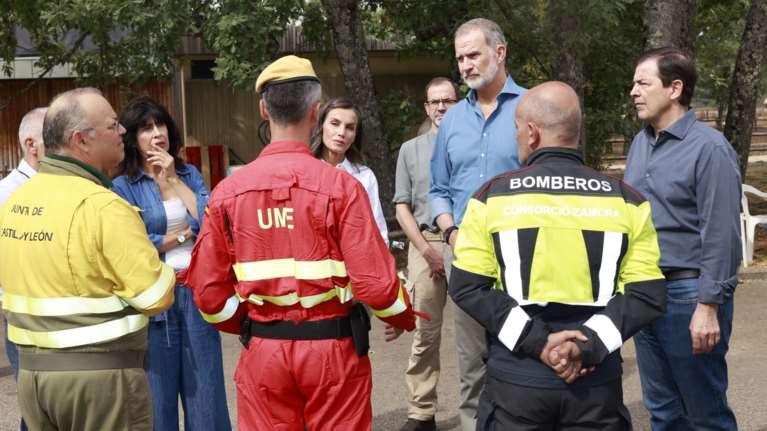 Ισπανία: Το βασιλικό ζεύγος επισκέφθηκε τις πυρόπληκτες περιοχές και συνομίλησε με τους κατοίκους [εικόνες]