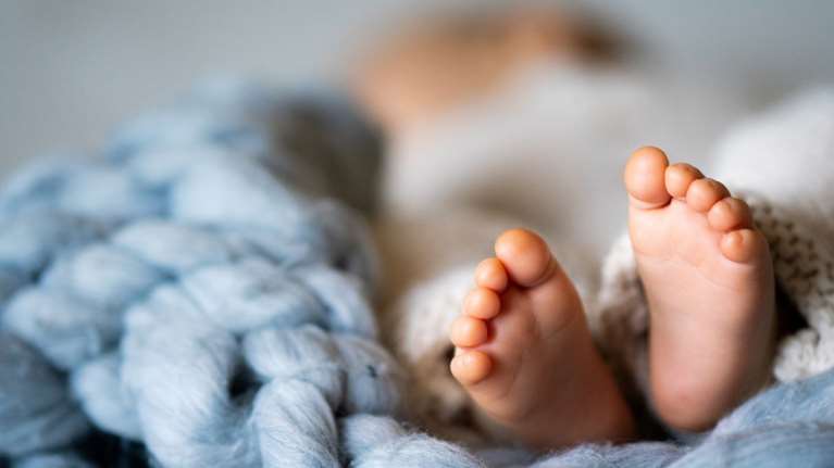 Κως: Μυστήριο με τον θάνατο του βρέφους ενός έτους - &quot;Βλέπαμε τη μητέρα με μώλωπες&quot; καταγγέλουν γείτονες του ζευγαριού