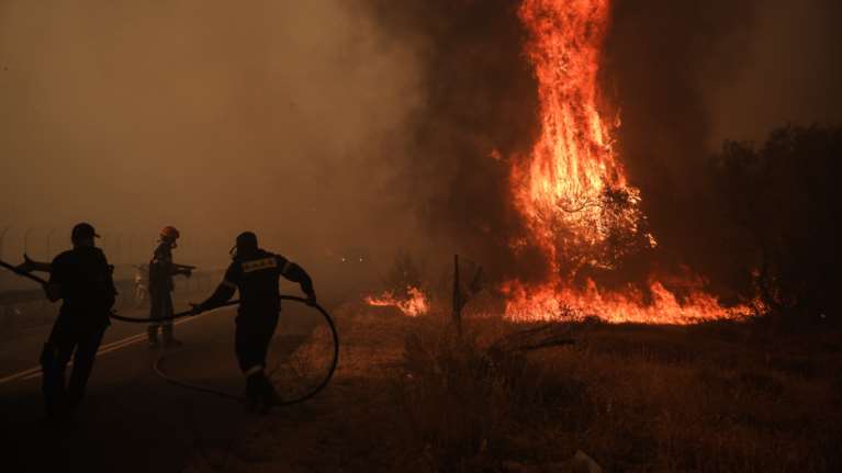Φωτιά στην Βαρυμπόμπη: Ασφαλείς και οι τελευταίοι εγκλωβισμένοι - Διασώθηκαν όλοι οι αστυνομικοί και πυροσβέστες