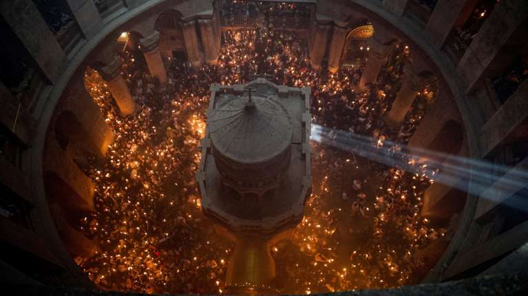 Βόρεια Μακεδονία: Για πρώτη φορά κυβερνητική και εκκλησιαστική αντιπροσωπεία παρέλαβε το Άγιο Φως